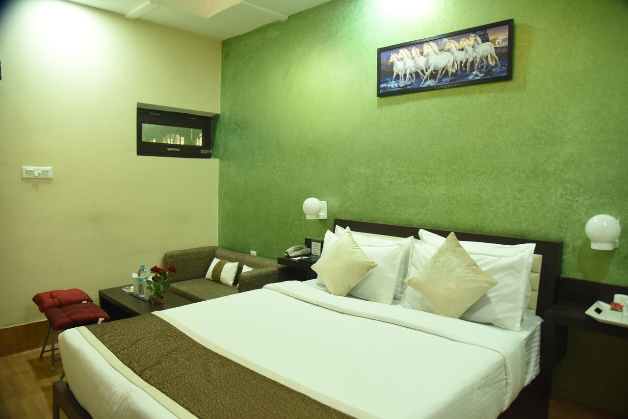Rnb Select Vijay Delux Hotel Sultānpur Exterior foto