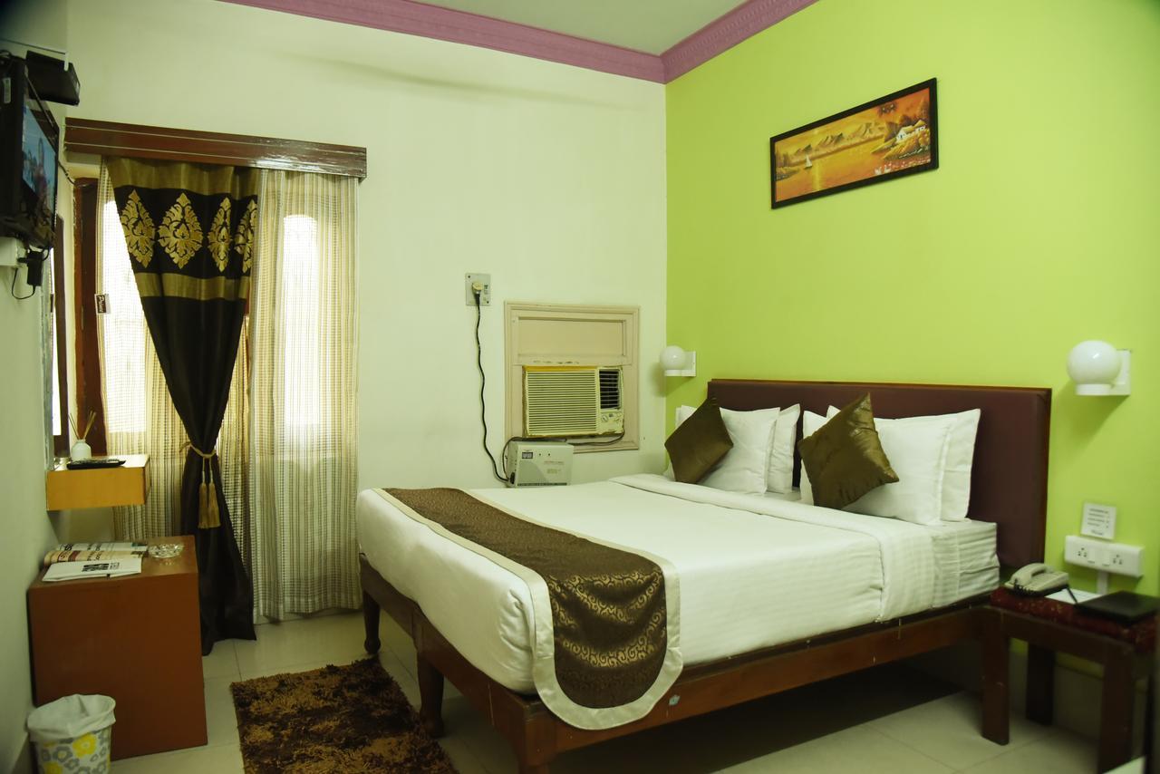 Rnb Select Vijay Delux Hotel Sultānpur Exterior foto