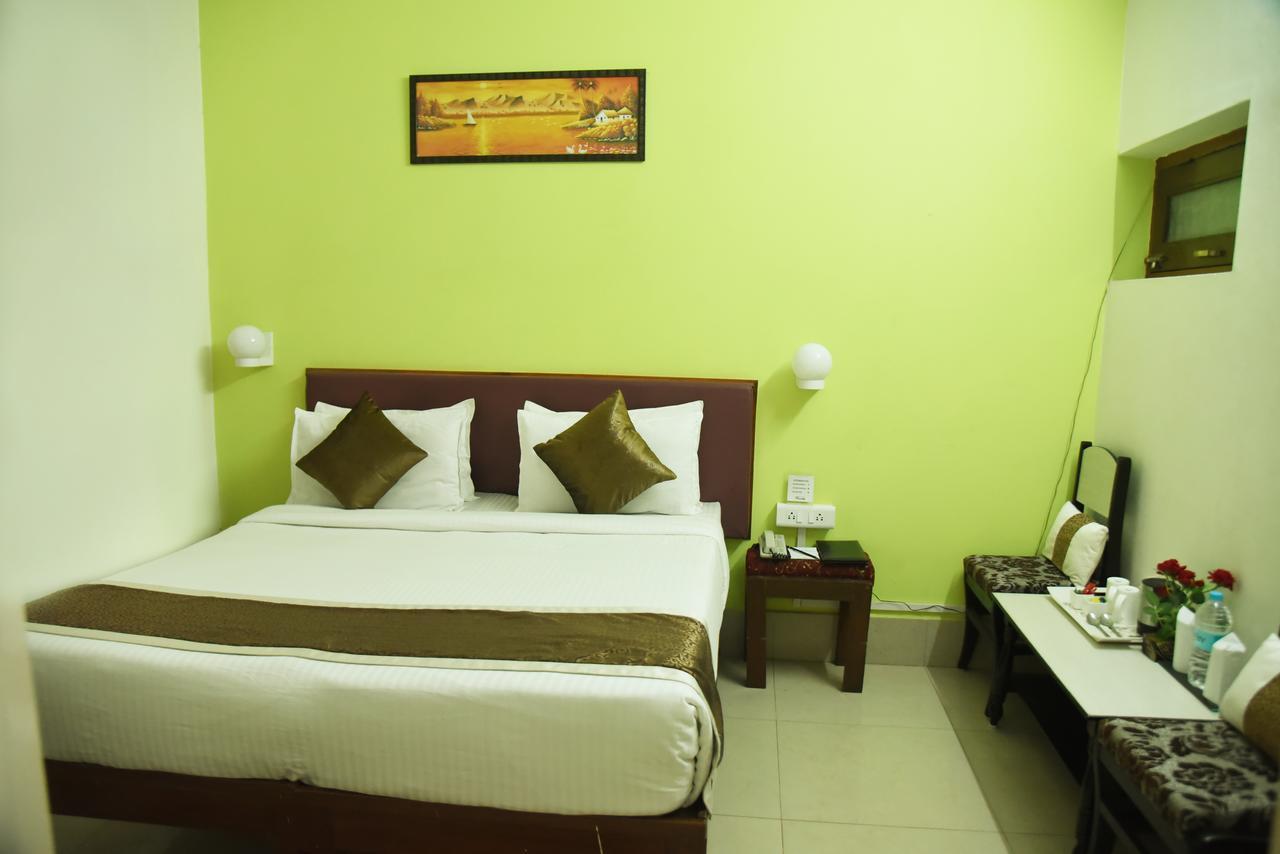 Rnb Select Vijay Delux Hotel Sultānpur Exterior foto