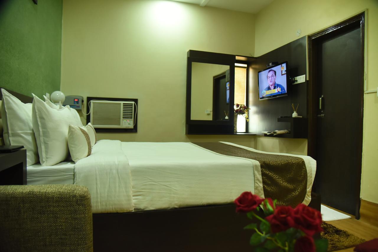 Rnb Select Vijay Delux Hotel Sultānpur Exterior foto