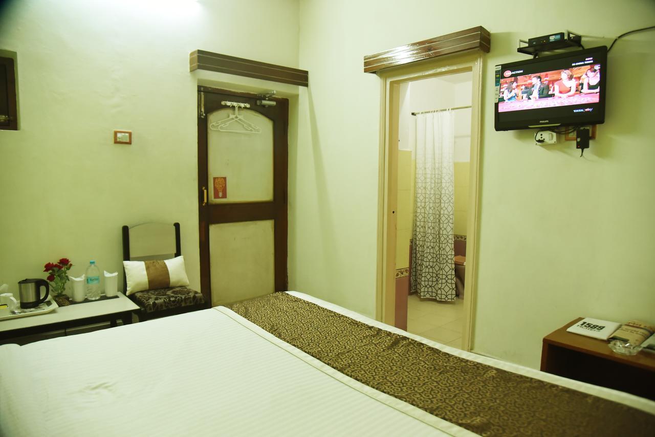 Rnb Select Vijay Delux Hotel Sultānpur Exterior foto